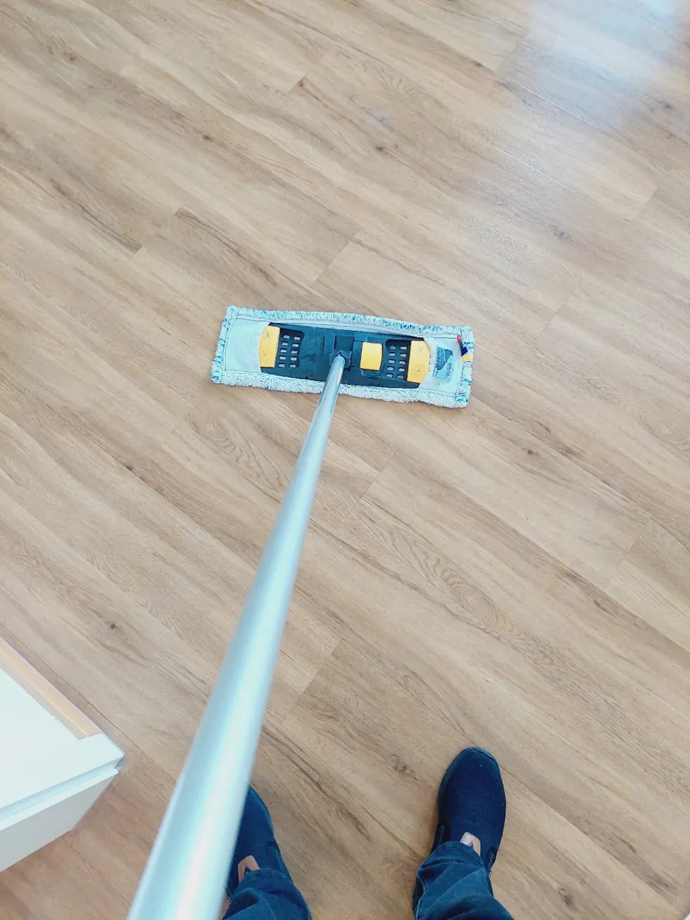 Bodenreinigung eines Büroraums mit Wischmopp