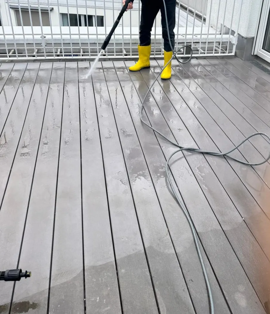 Reinigung einer Terrasse mit Hochdruckreiniger
