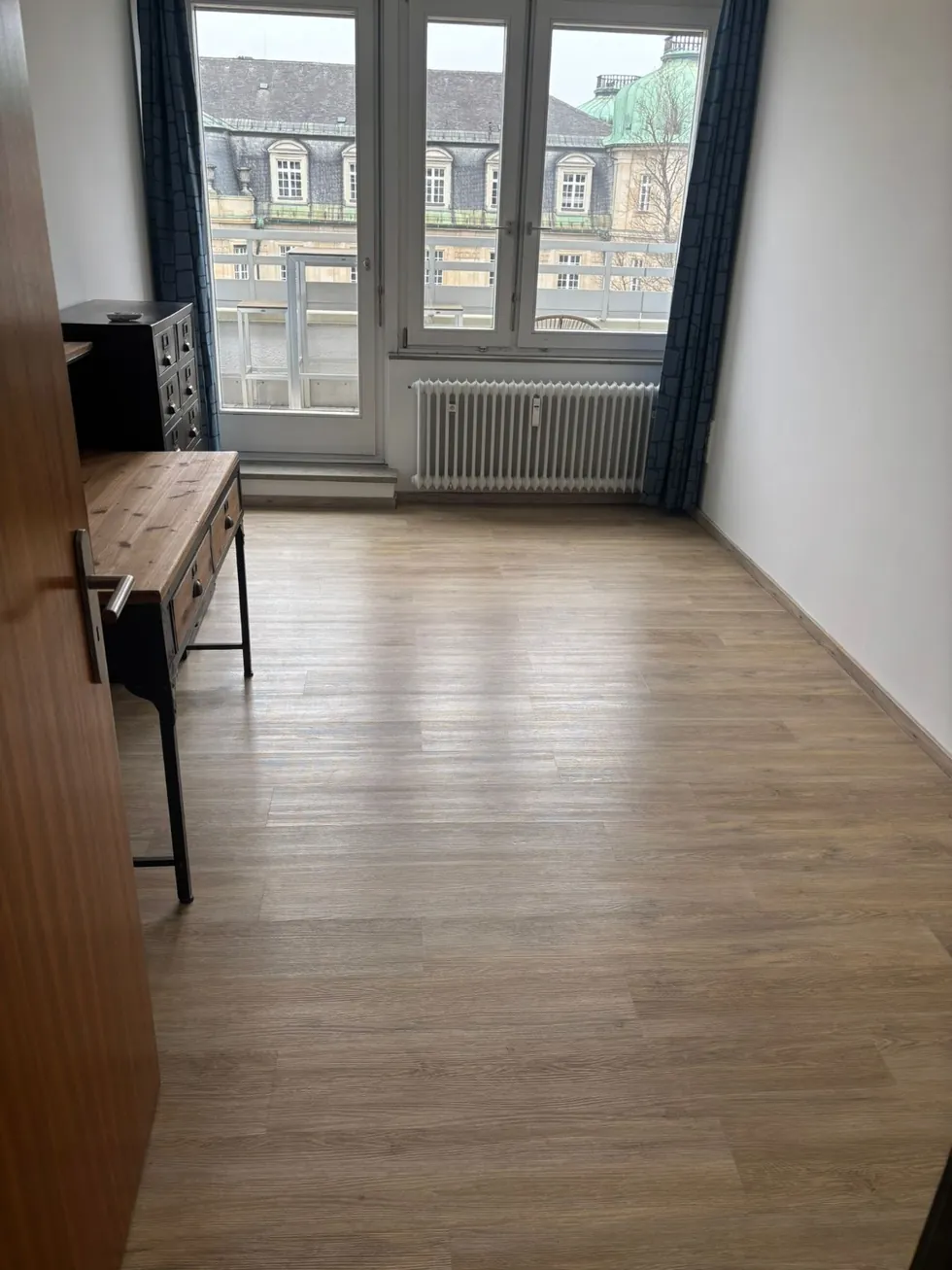 Heller Wohnraum mit Holzoptikboden